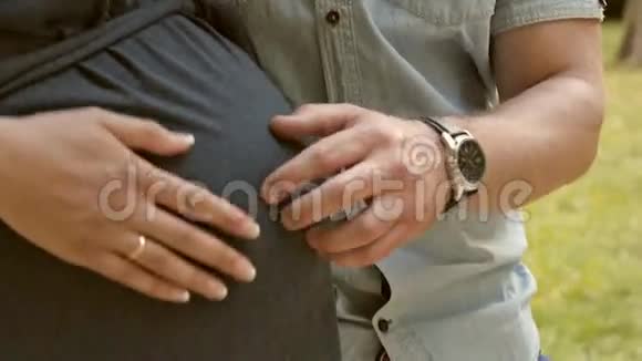 年轻夫妇正在怀孩子视频的预览图