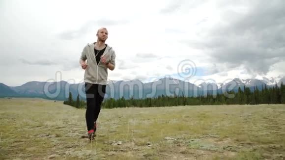 跑步的人过着健康的生活积极的生活方式男青年运动员训练有氧运动锻炼腿视频的预览图