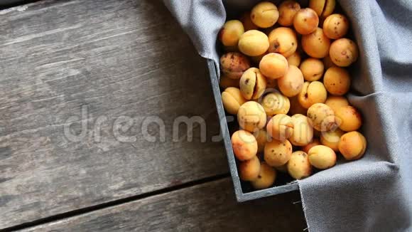 木制盒子里的熟杏食物背景视频的预览图