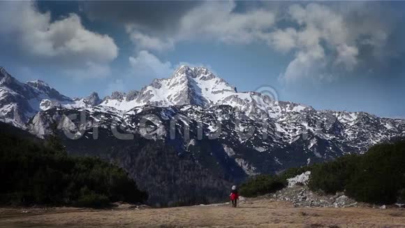 阴天的雪山峰拍摄视频的预览图