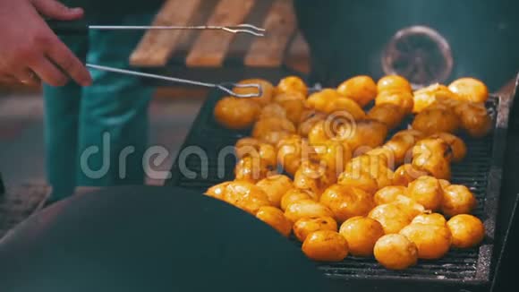 年轻的土豆在缓慢运动中准备烧烤视频的预览图