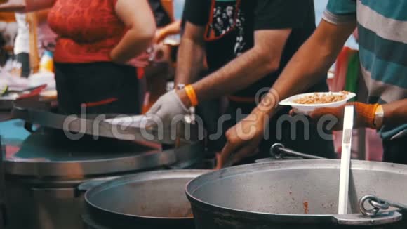 厨师在烧烤派对的街头市场上出售准备好的食物慢动作视频的预览图