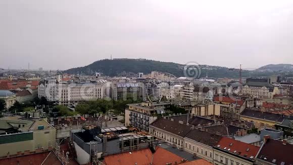 从圣伊斯特万巴西利卡到布达佩斯摩天轮的空中景观布达佩斯历史地区房屋屋顶视频的预览图