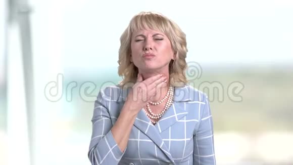 不高兴的商务女士喉咙痛视频的预览图