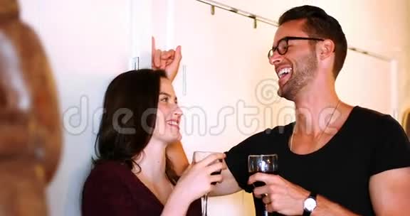 两个人在喝红酒的时候互相交流视频的预览图