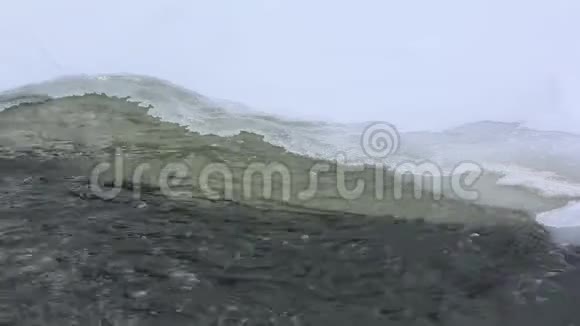 俄罗斯布戈达克河的春季冰融化视频的预览图