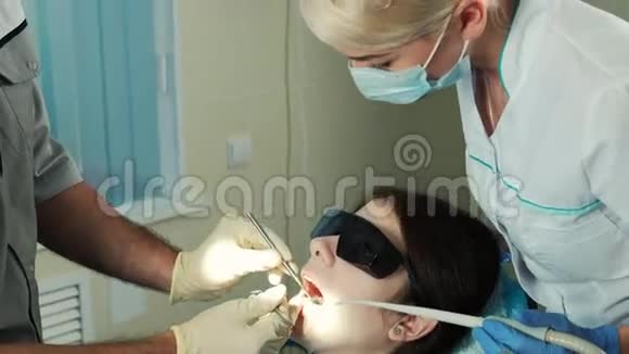 助理监督牙科诊所牙科医生的治疗工作视频的预览图
