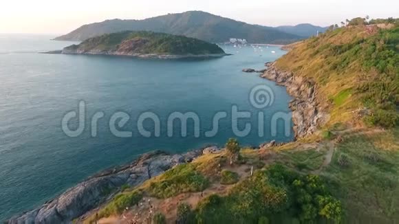 游客在流行的观点Promthep角日落空中拍摄高清慢镜头泰国普吉岛视频的预览图