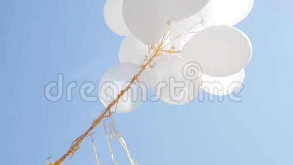 蓝色天空中充气的白氦气球2视频的预览图