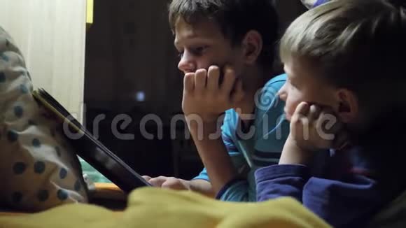 孩子们晚上在床上看书视频的预览图