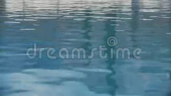 带蓝色瓷砖的游泳池水面视频的预览图