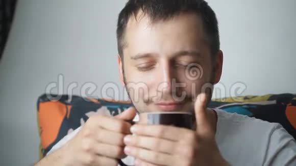 人乐滋滋地吸着茶的味道盖伊喝茶视频的预览图