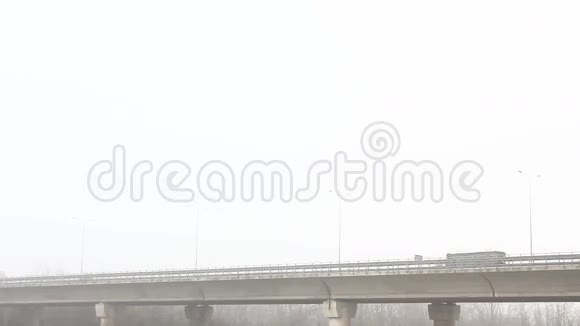 神秘迷雾中的高架公路视频的预览图