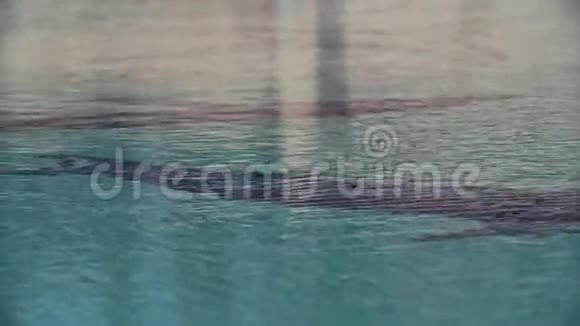池底有瓷砖图案的游泳池水面视频的预览图