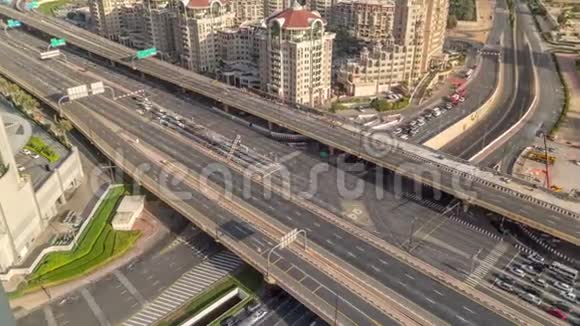 在迪拜市区的高速公路立交桥的空中观景台视频的预览图