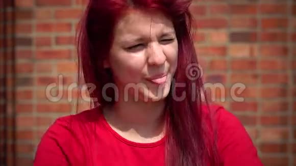 愚蠢可爱的红发少女视频的预览图