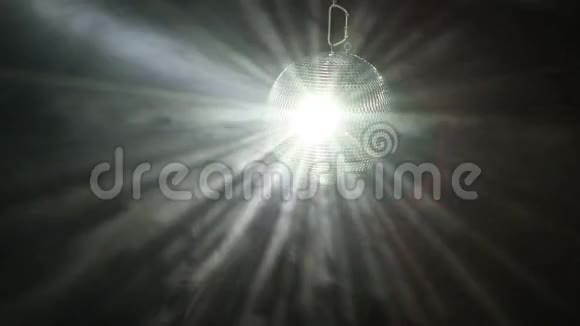 迪斯科球镜旋转伙伴当球在一个完美的环上旋转时它会旋转并闪闪发光无缝循环阿尔法视频的预览图