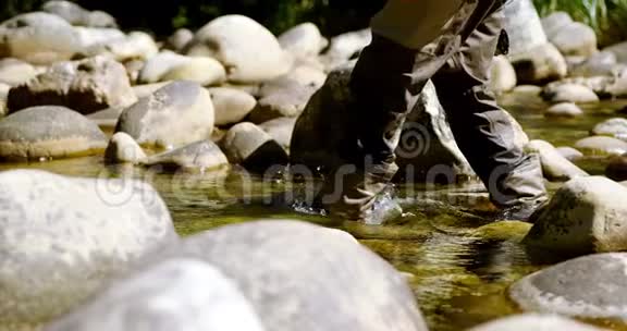 在阳光明媚的日子里渔夫在河里散步视频的预览图