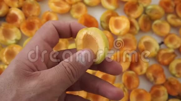天然杏花在阳光下晾衣在家晒水果视频的预览图