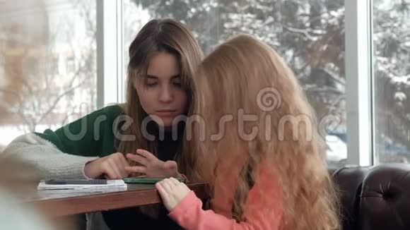 小美女和妈妈在咖啡馆打电话视频的预览图