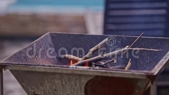 木棍在方形金属烤架上燃烧视频的预览图