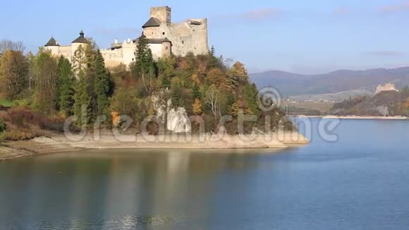 尼德齐卡城堡杜纳杰城堡在皮尼尼山在一个明亮的夏天波兰视频的预览图