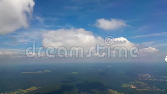 从飞机窗口观看蓝天和陆地景观视频的预览图