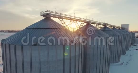 农业粮仓储罐电梯和工厂视频的预览图