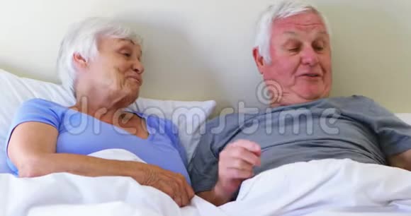 老人在卧室里给床上的女人送惊喜礼物视频的预览图