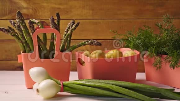 放在木制桌子上的珊瑚容器里的幼嫩蔬菜视频的预览图