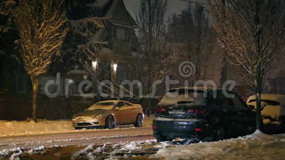 汽车在降雪时穿过郊区视频的预览图