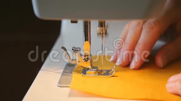 女人在缝纫机上缝纫视频的预览图