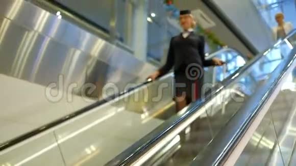 空姐和乘客带着手提箱下扶梯视频的预览图