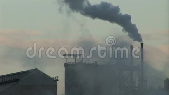 烟雾进入大气重工业视频的预览图