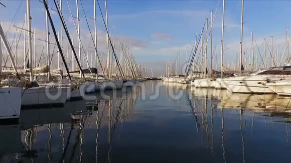 许多美丽的帆船和大帆船停泊在希腊码头在雅典地中海视频的预览图
