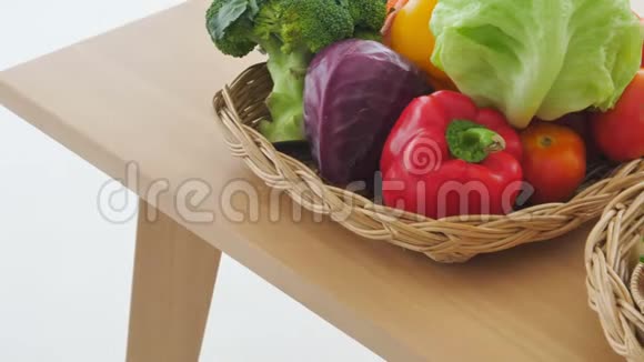 将混合新鲜蔬菜和水果放在木桌上准备做饭制作各种蔬菜篮子视频的预览图