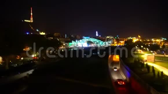 从圆形剧场欣赏夜晚五彩缤纷的城市全景视频的预览图
