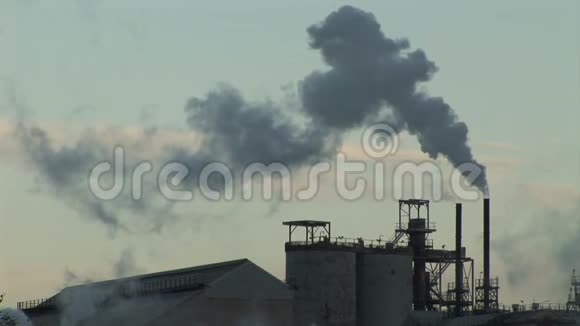 蒸汽和烟雾进入大气重工业视频的预览图