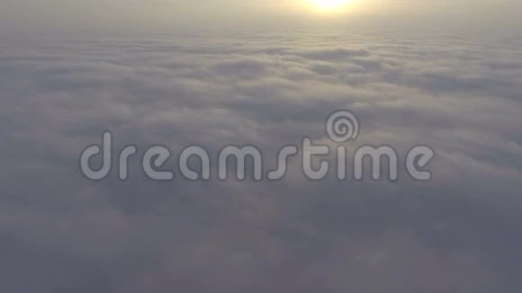 日出时飞越云层视频的预览图