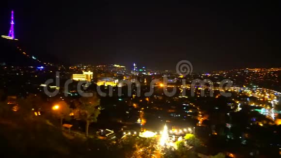 从圆形剧场欣赏夜晚五彩缤纷的城市全景视频的预览图
