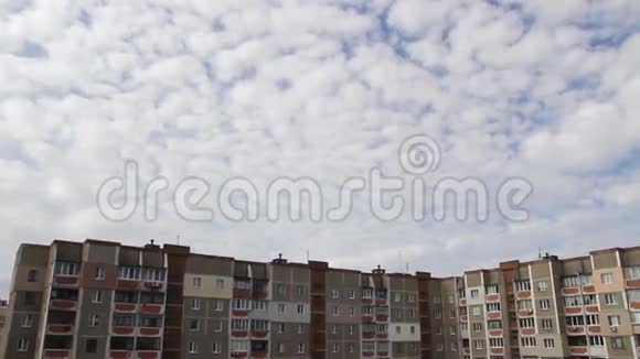 美丽的云彩和蓝天背景下的高层建筑视频的预览图