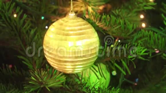 新年舞会在圣诞树上装饰的花环的背景下举行视频的预览图