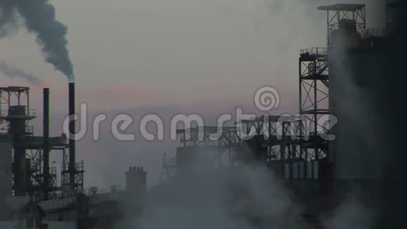 蒸汽和烟雾进入大气重工业视频的预览图