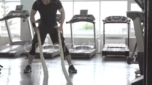 功能训练健身馆中有战绳的人视频的预览图