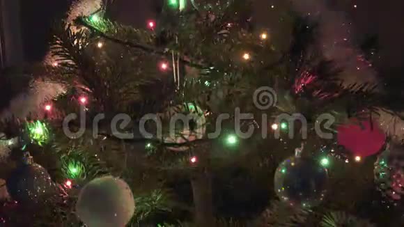 新年舞会在圣诞树上装饰的花环的背景下举行视频的预览图
