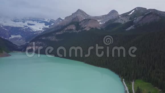 加拿大艾伯塔省班夫国家公园路易斯湖上空视频的预览图