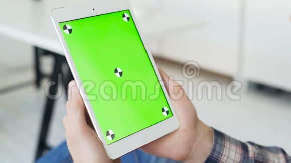 年轻人使用带有绿色屏幕的智能手机进行交流视频的预览图