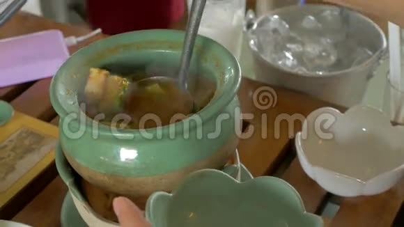 酸辣红咖喱和虾泰国菜视频的预览图