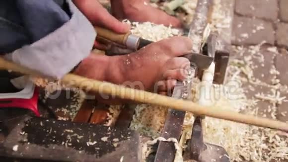 马拉喀什集市上制作木制纪念管的工匠视频的预览图