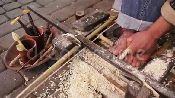 马拉喀什集市上制作木制纪念管的工匠视频的预览图